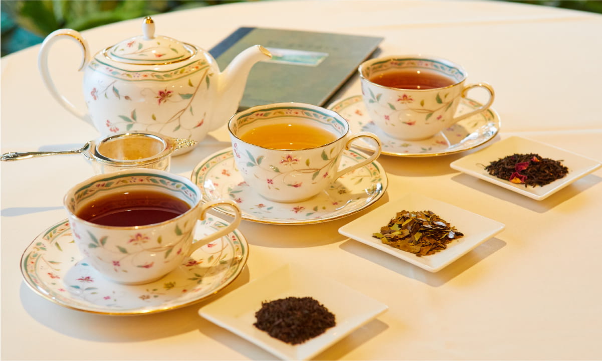 （左から）メダ・ワッテ、オリジナルの椿茶、ローズ