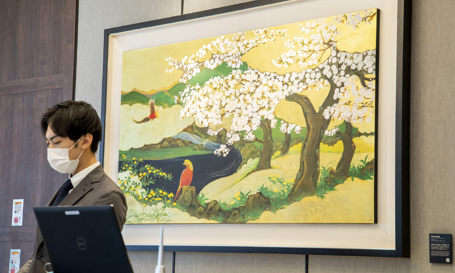フロントでは、狩野常信が描いた「吉野図屏風」の八重桜をヒントに現代作家が手掛けた日本画アート「吉野の桜と金鶏鳥」がお出迎え