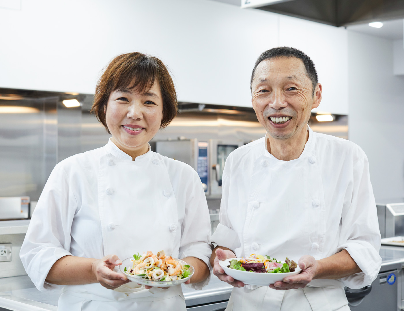 右：早瀬さん「最近ではラー油のポテトサラダ、トムヤムクンやグリーンカレー味なども試作しています」
                      