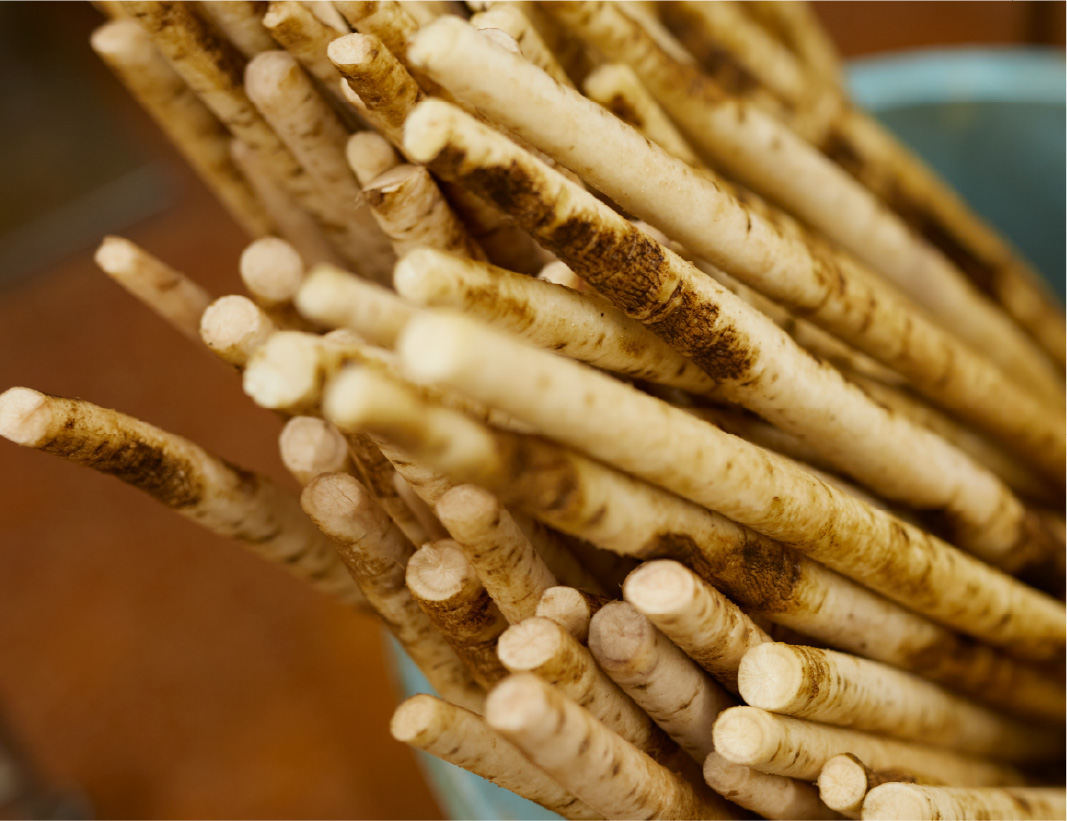 おいしい部分をできるだけ残せるようにごく薄く皮をむく