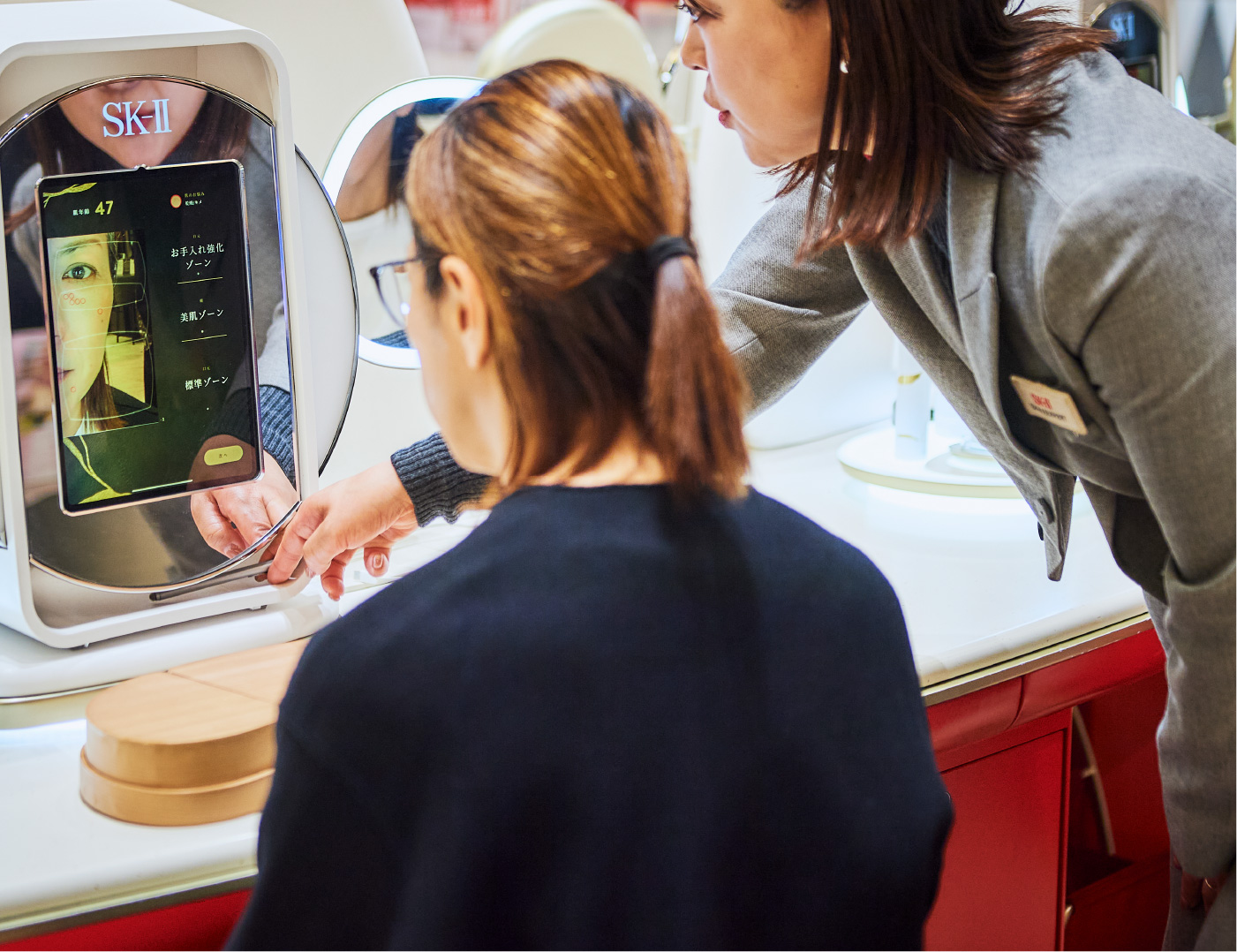 マジックスキャンの肌測定体験（無料）。大丸心斎橋店では、測定前におしぼりをお渡し。