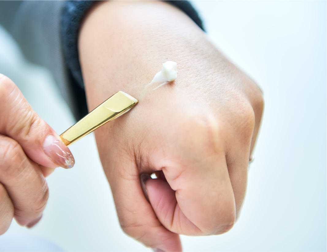 なめらかでコクのあるテクスチャー。肌なじみの良さも格別！